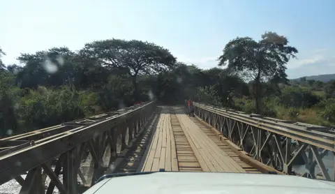 Malawi-Straße-Brücke3.jpg