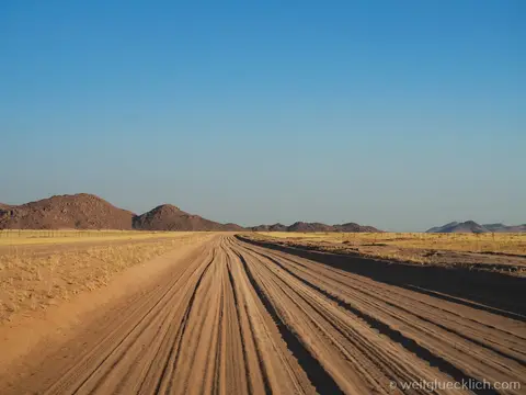 P6131270-Namibia-Schotterstrasse.jpg