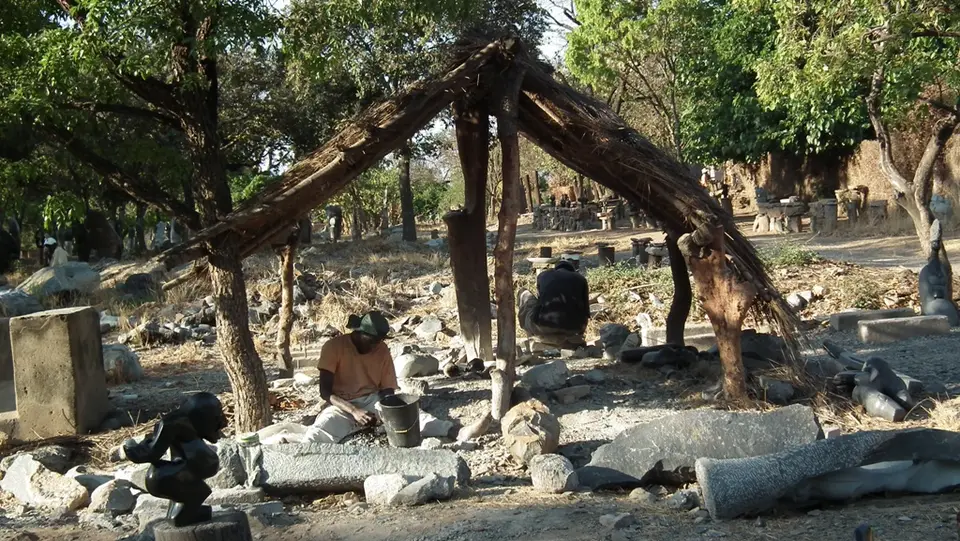 Menschen_Zimbabwe_TengenengeSculptorsArt_3.jpg
