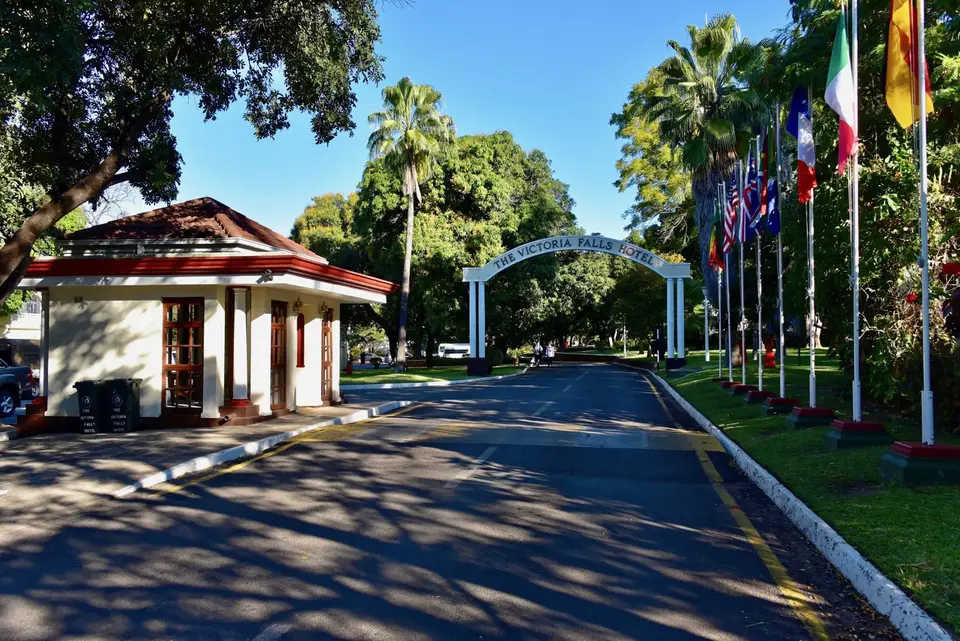 VictoriaFallsHotelEingang.jpg