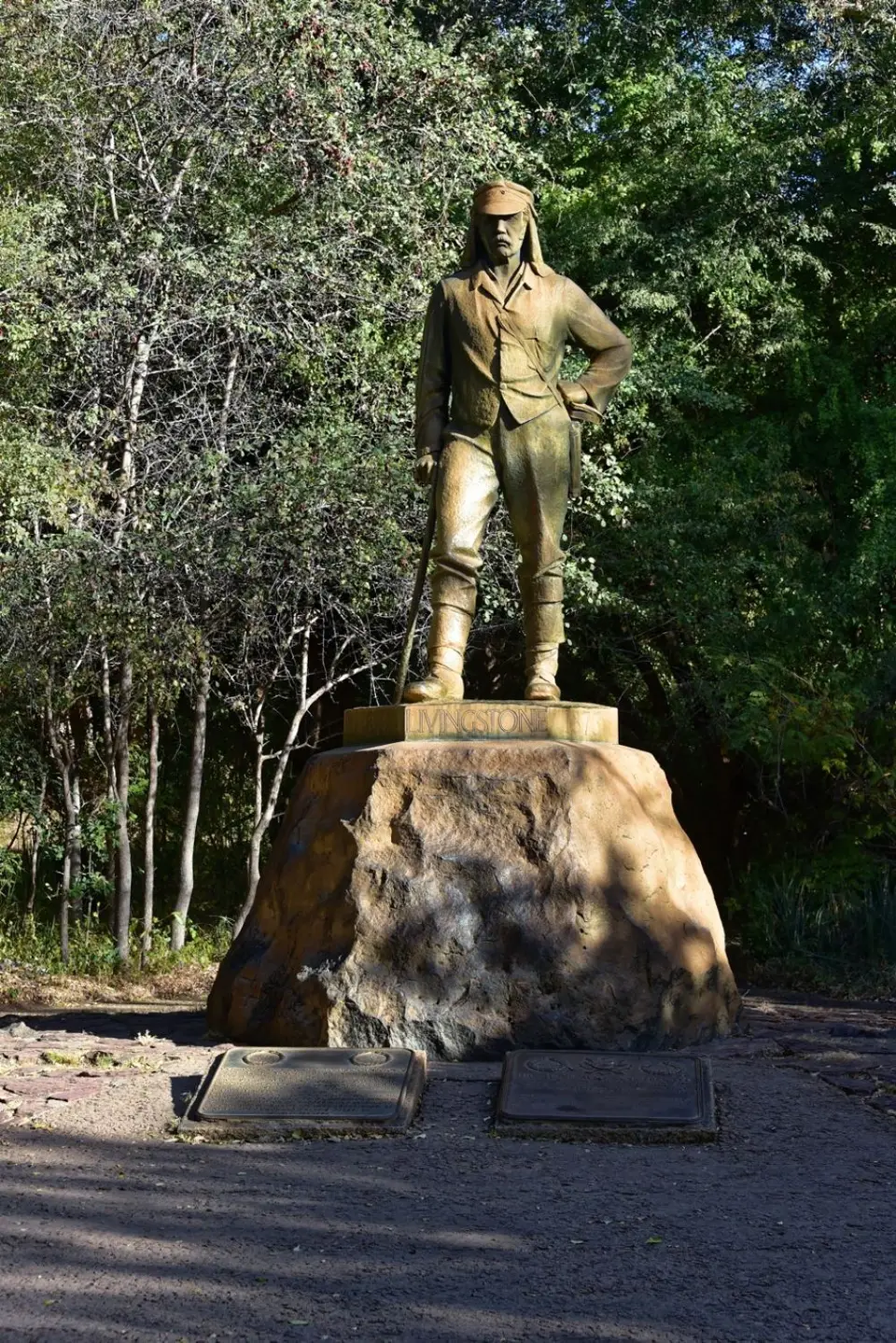 VictoriaFallsStatue.jpg