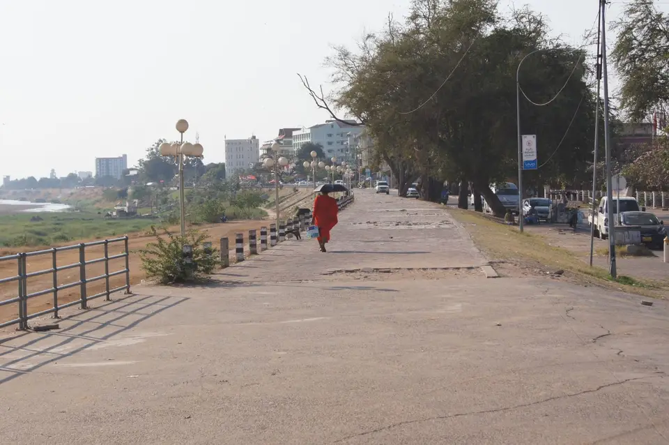 00200033-VientianeMekongpromenade-2.JPG