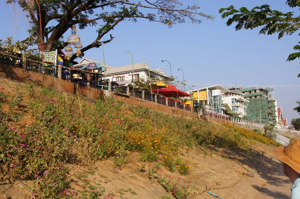 00270046-VientianeMekongpromenade.JPG