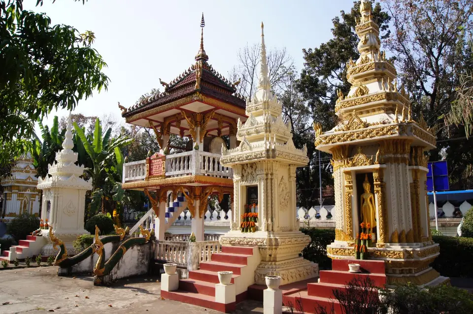 00520097-VientianeWatSiSaketTrommelhausundStupa.JPG