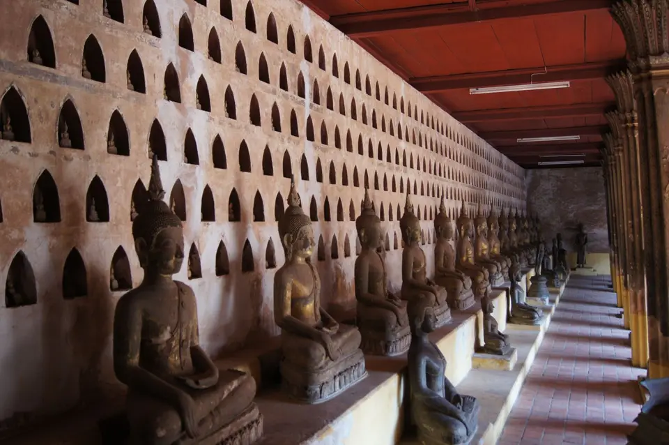 00560104-VientianeWatSiSaketBuddhastatuen.JPG