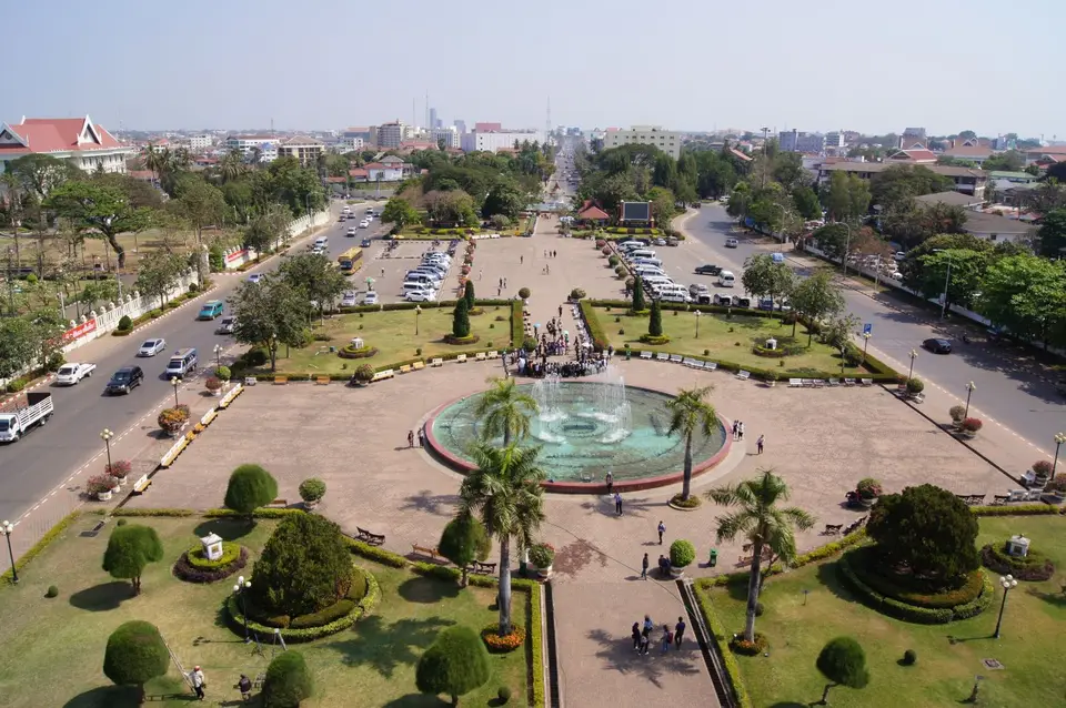 01050210-VientianeBlickvomPatuxaiMonument.JPG