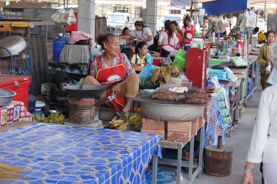 01190246-FahrtnachVangViengGemüsemarktGegrillteBananen.JPG