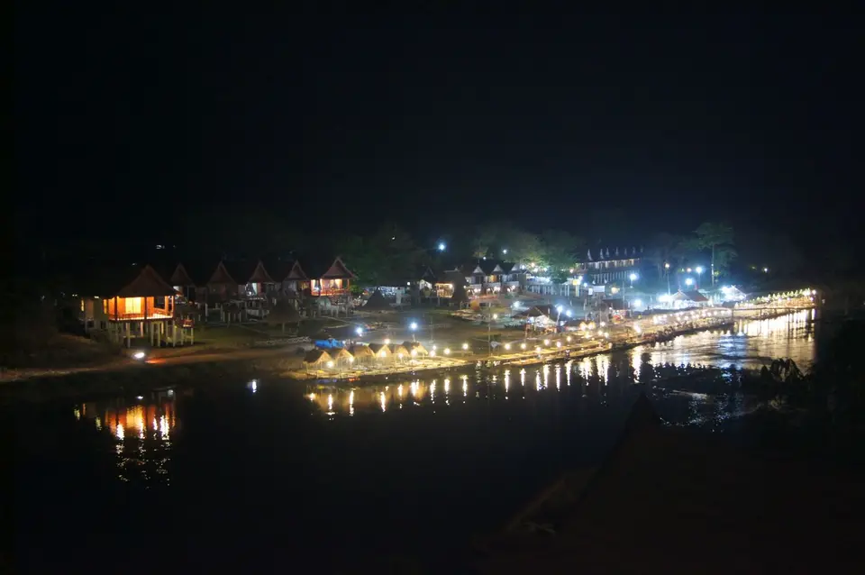 01600572-VangViengBlickausHotelzimmerNamXongFluss.JPG