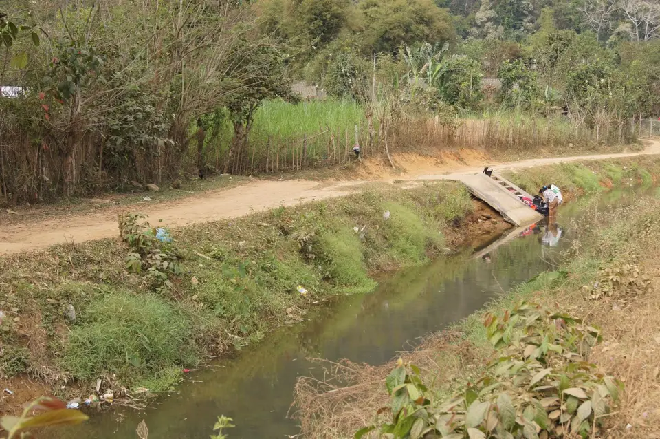 01680332-VangViengNamSongFluss.JPG