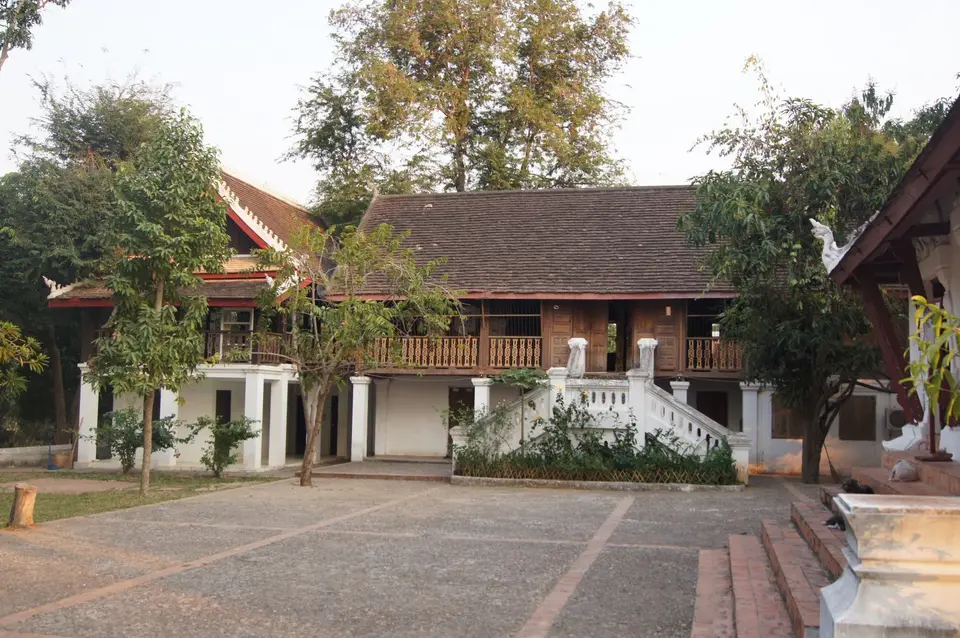 06991352-LuangPrabangWatPakKhanKhammungkhun-Wohnhäuser.JPG