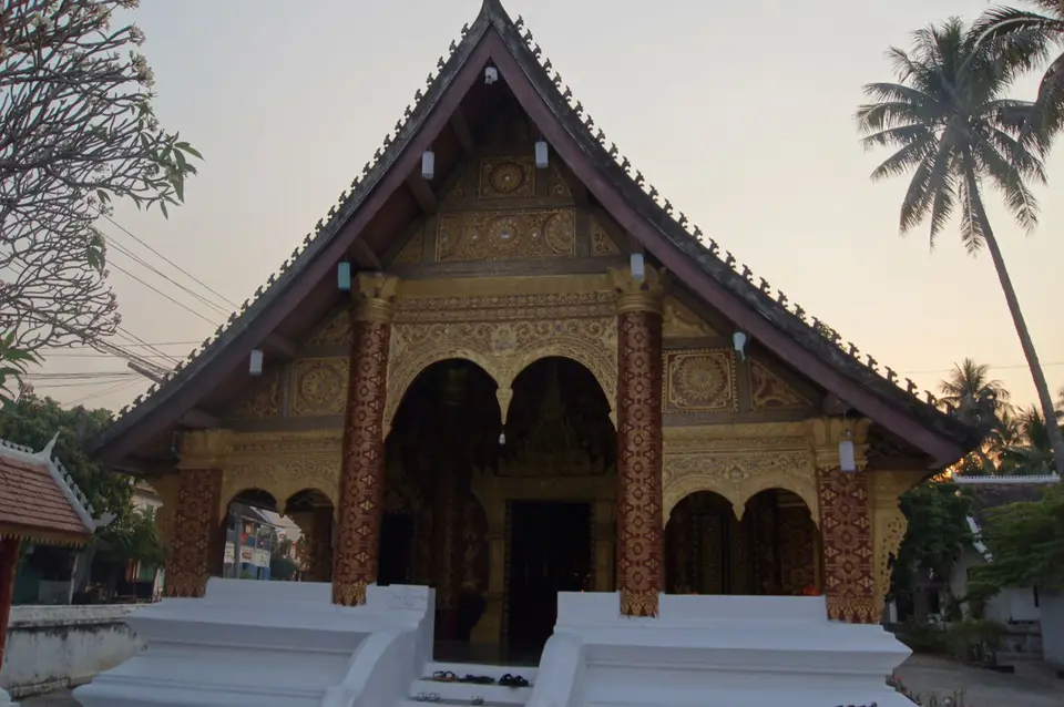 07061363-LuangPrabangWatSibounheuang.JPG