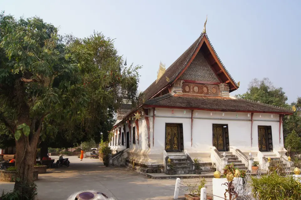 07311400-LuangPrabangWatTatLuang.JPG