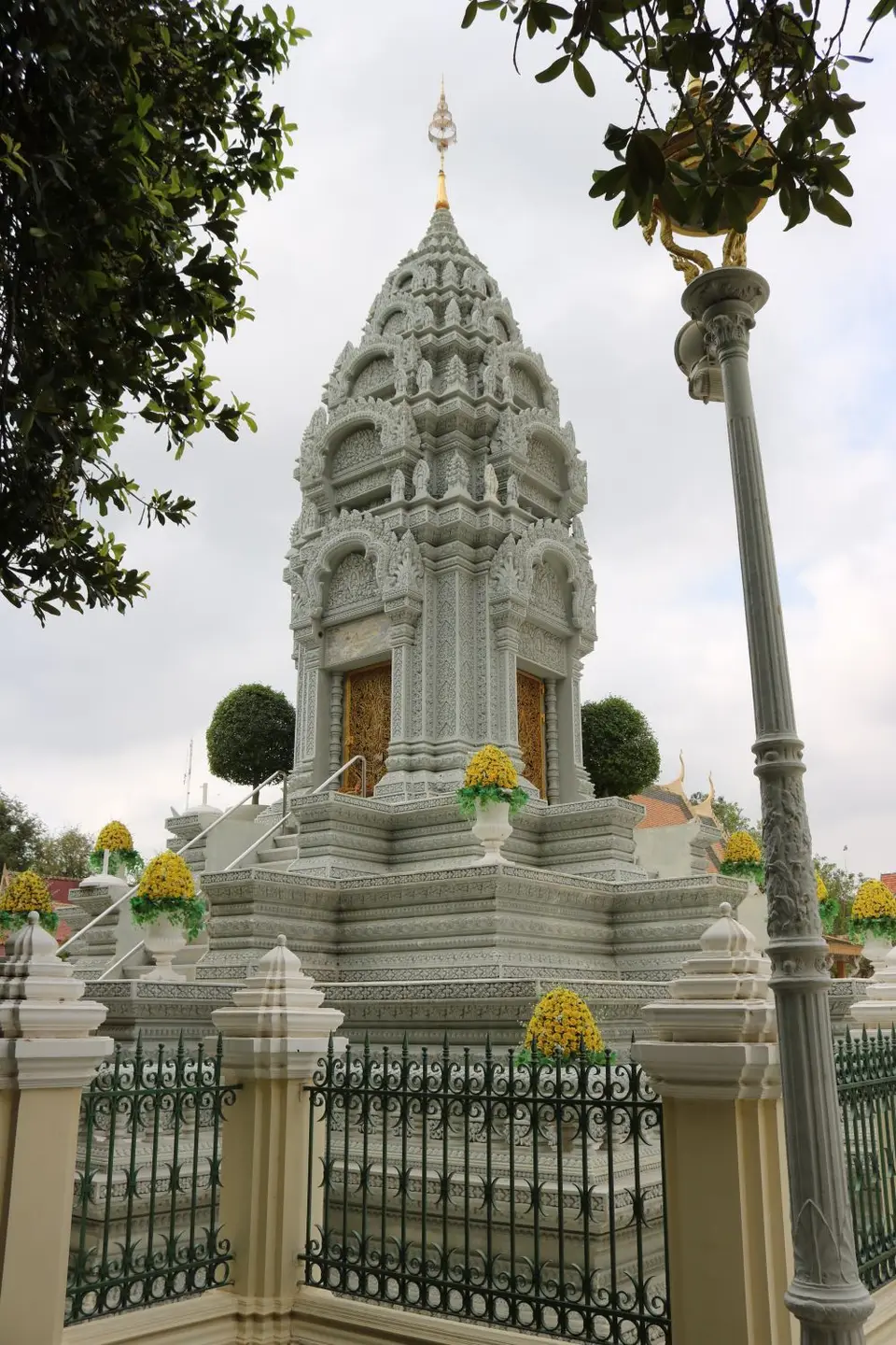 11292113-PhnomPenhKönigspalastKöniglicheStupa.JPG