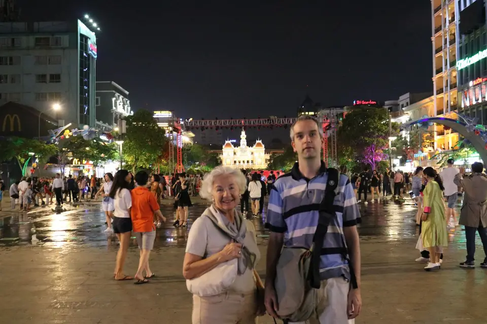 13572457-SaigonFußgängerzoneRathausimHintergrund.JPG
