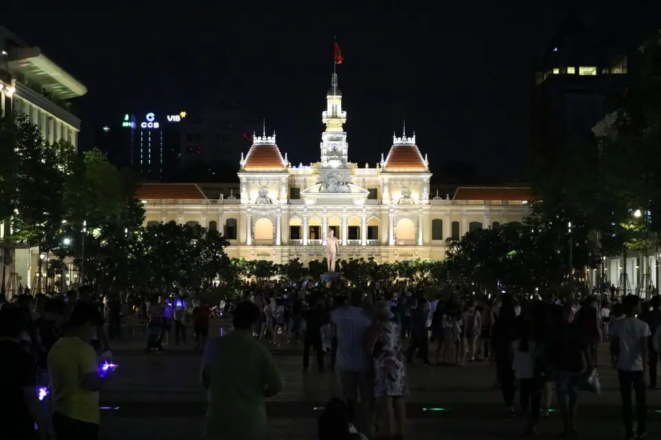13582458-SaigonFußgängerzoneRathaus.JPG