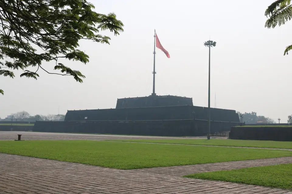 14252568-HueDieverboteneStadtFlaggenturm.JPG