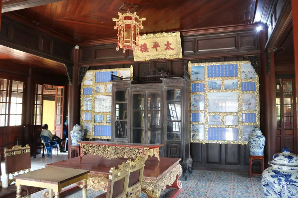 14592621-HueDieverboteneStadtTháiBìnhLâuEmperor'sReadingRoom.JPG