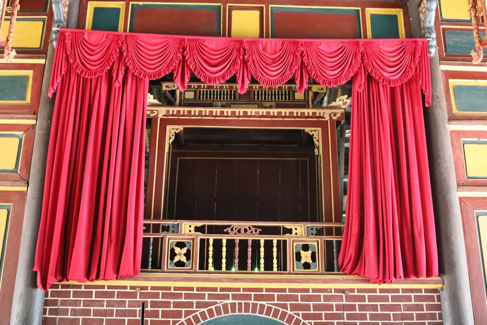14922665-HueLăngTựĐứcTuDucGrabmalTheaterbühne.JPG