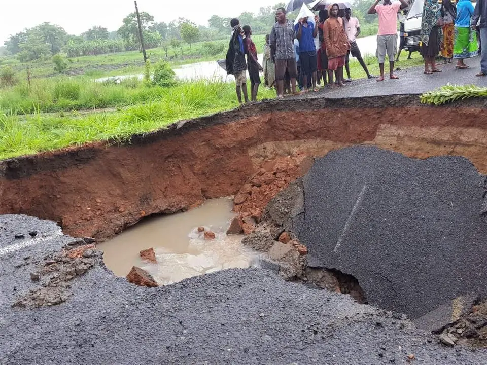Malawi-Straße-Loch.jpg