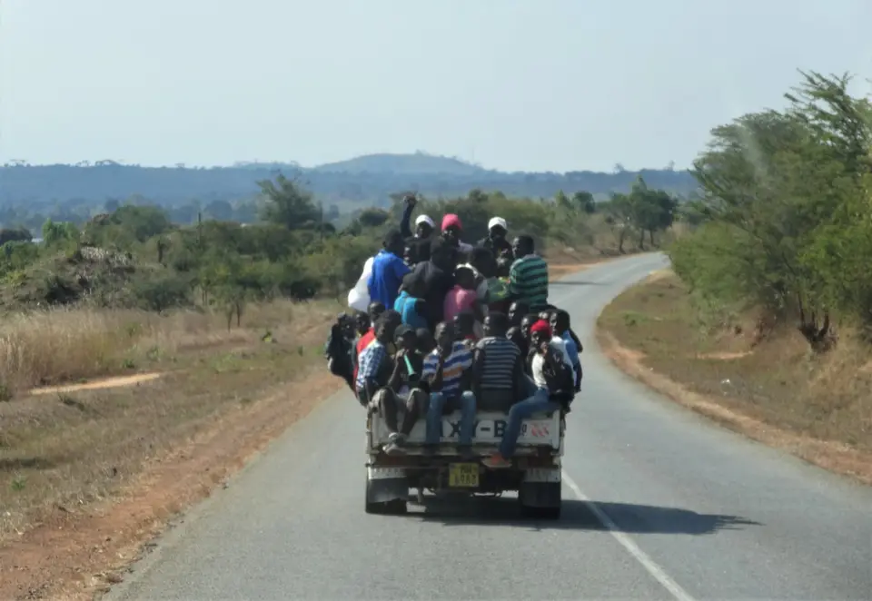Malawi-Verkehr-Menschen4.jpg