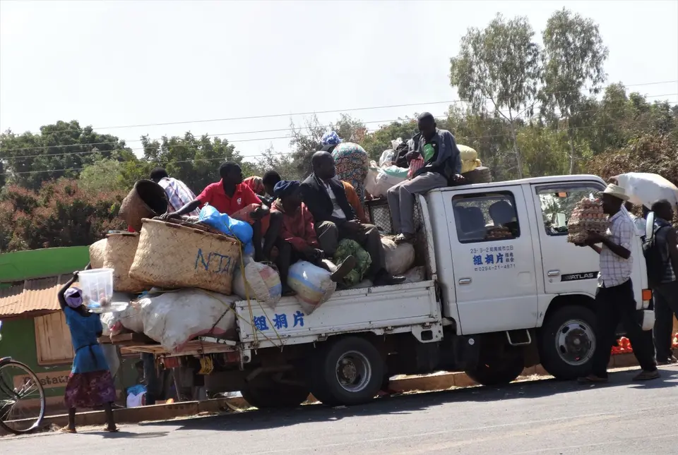 Malawi-verkehr-Menschen2.jpg