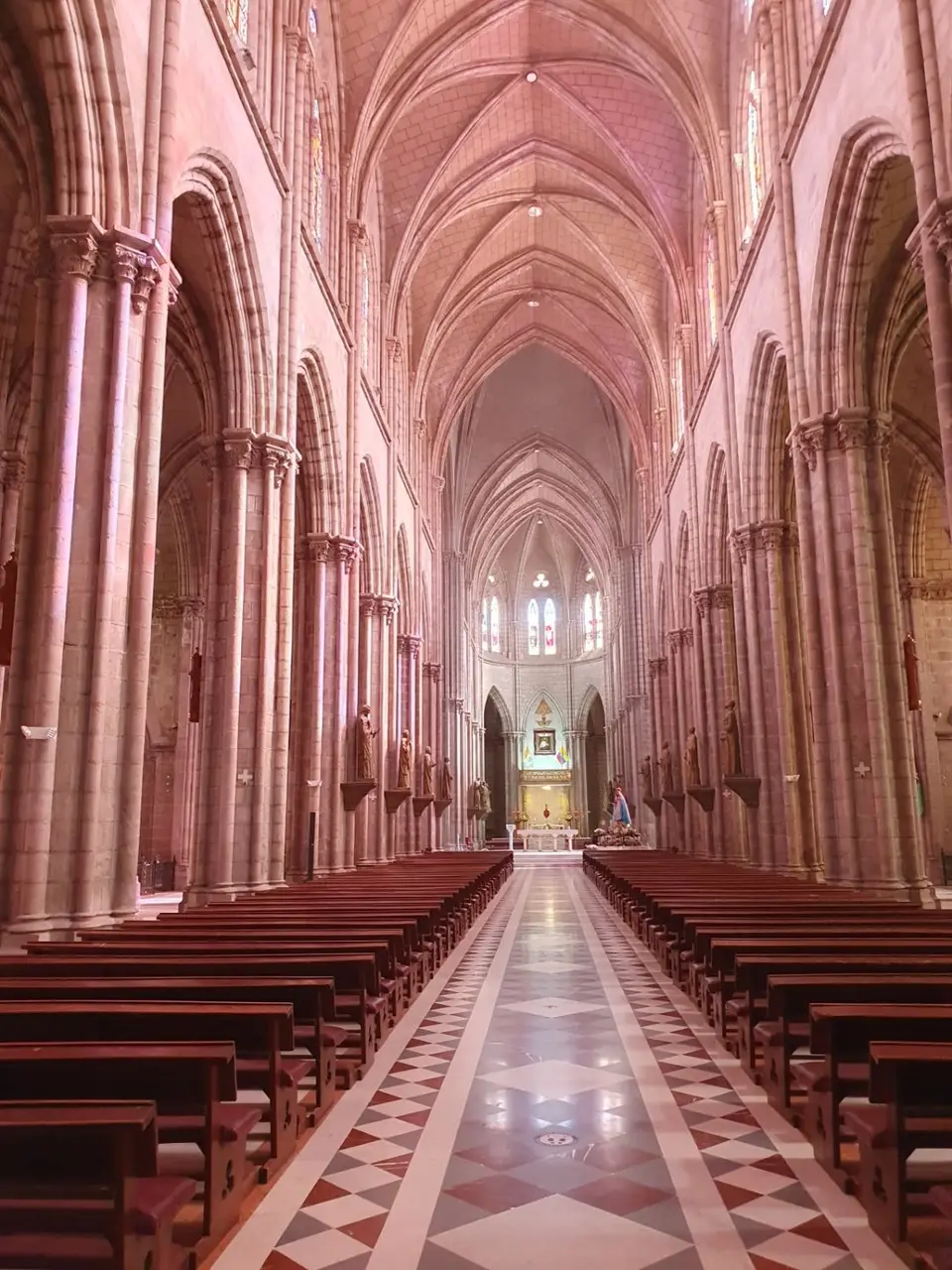 025EquadorNov2023-Quito-Basilika.jpg