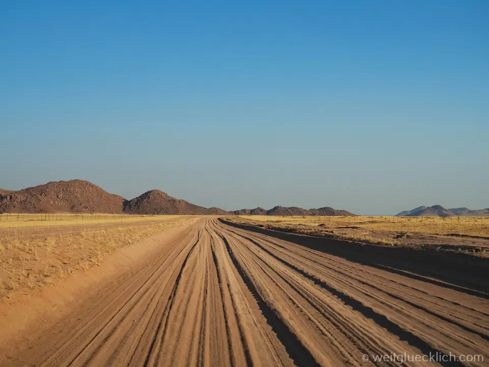 P6131270-Namibia-Schotterstrasse.jpg