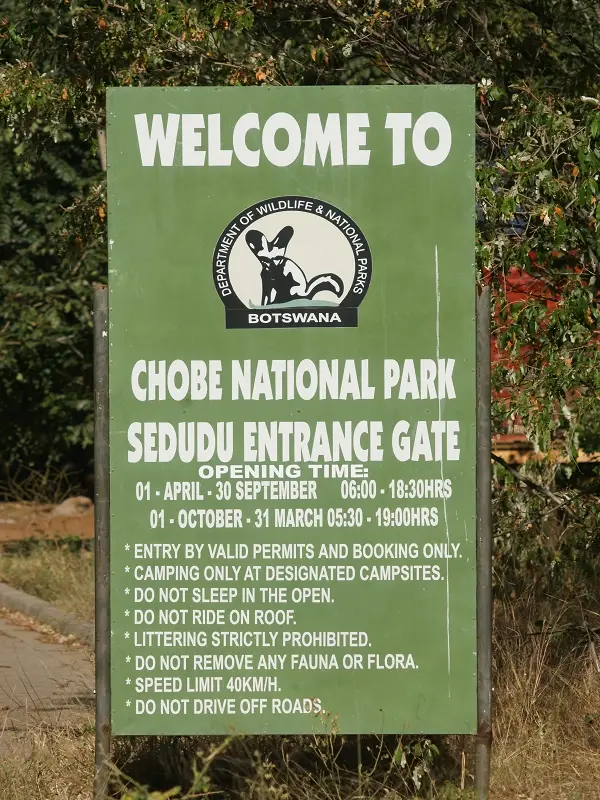 k-1-ChobeNationalPark-SeduduGateMR001.JPG