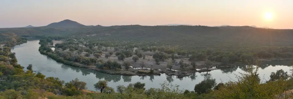 06.01LandschaftamKunene02.jpg