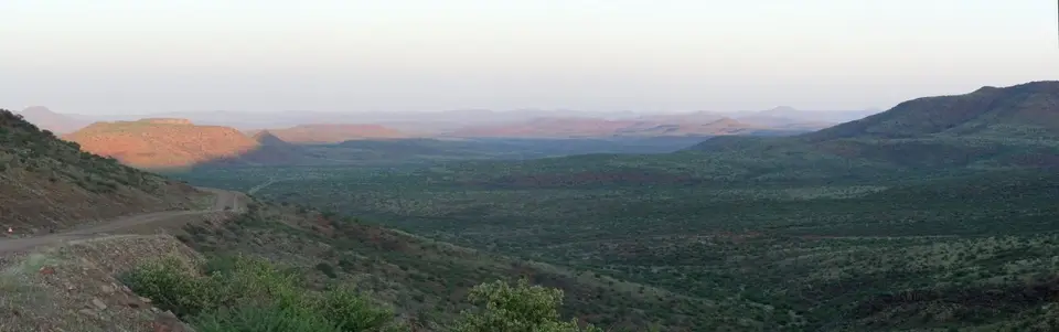 16.01LandschaftenntlangderPistenachSesfontein03.jpg