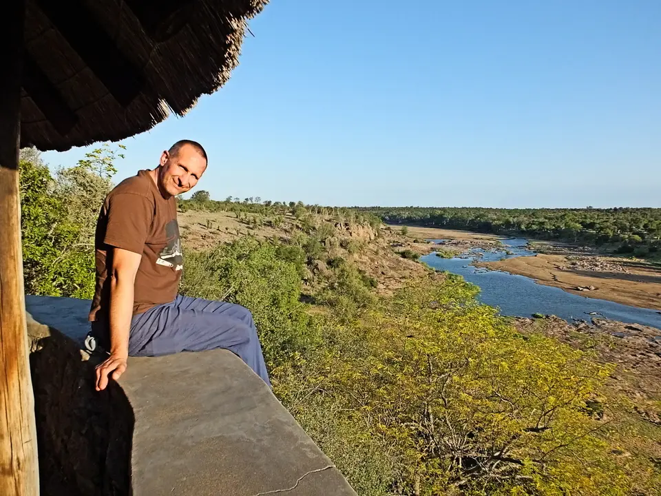008ThomasHideMweneziRiver.jpg