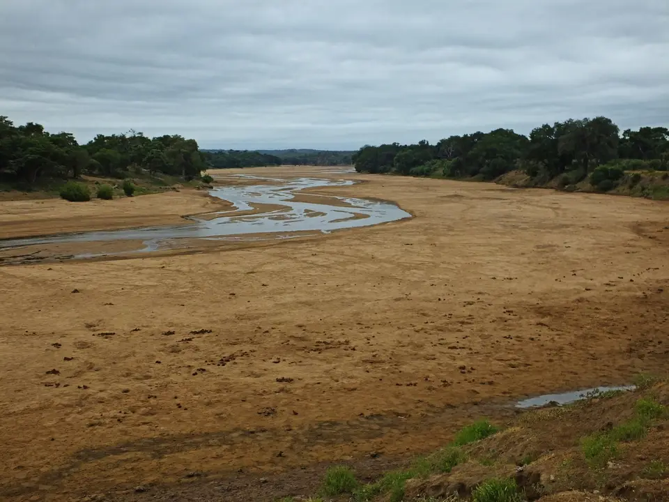 010MwenezisandigesFlussbett.jpg