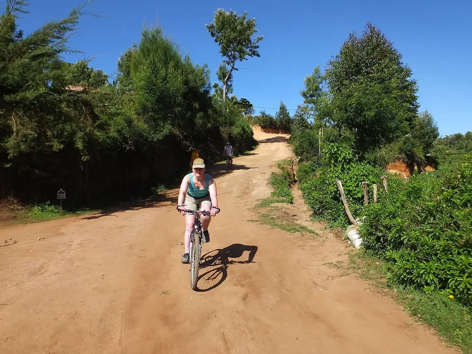018KathrinaufMountainbike1.jpg