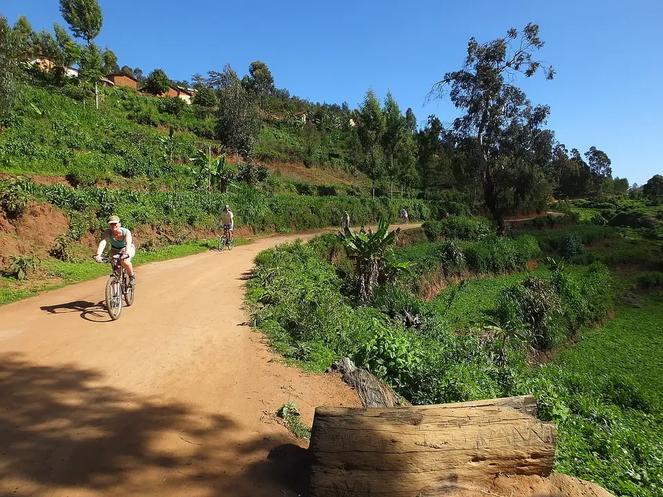 020KathrinaufMountainbike2.jpg