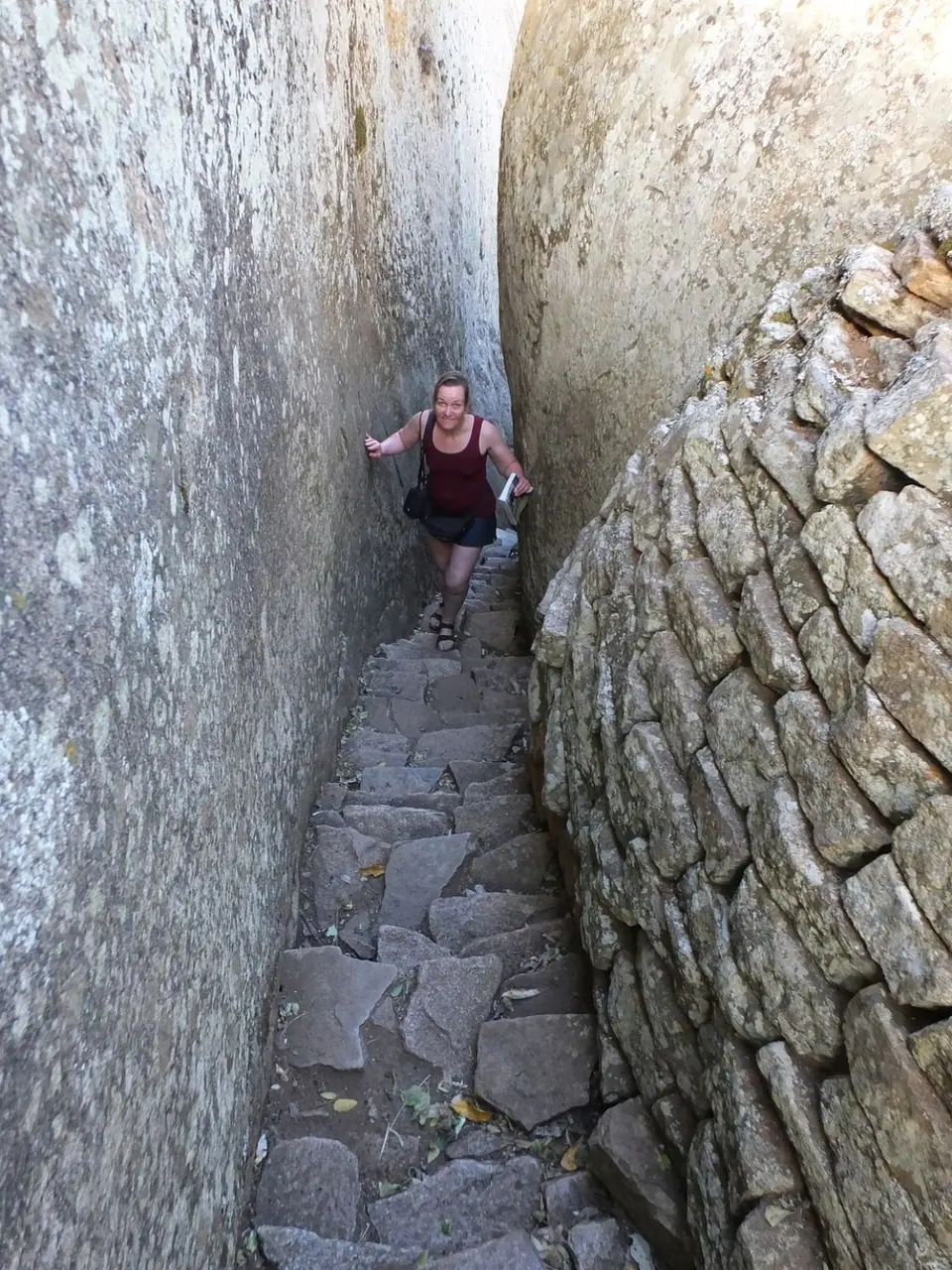052KathrinaufschmalerTreppe.jpg