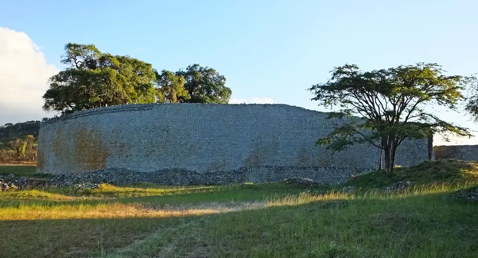 058AußenmauerGreatEnclosure.jpg