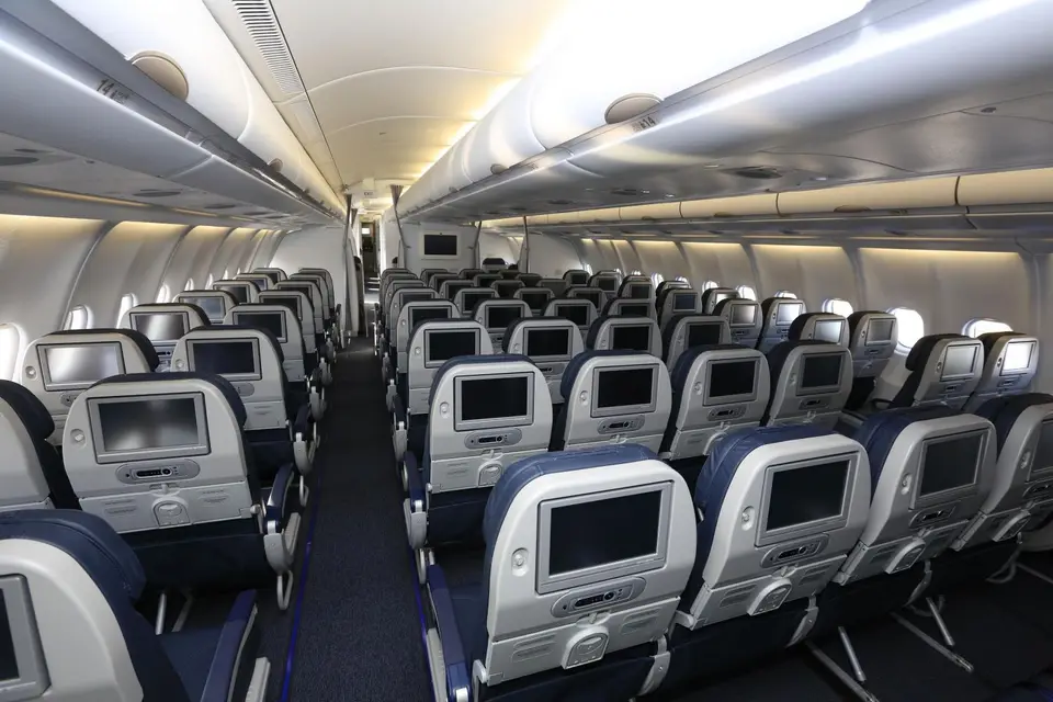 Air_Namibia_A330_Economy_Class_back(2).jpg